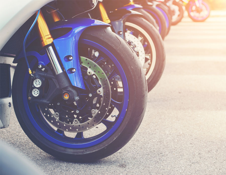Foto de uma fila de motocicletas